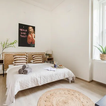 Chic 3br Heart Of District 7- Gem דירה